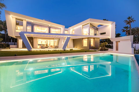 (REF 0581ES) A LUXURIOUS BEACHFRONT VILLA IN LOS MONTEROS BEACH, MARBELLA.