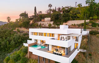 A CONTEMPORARY VILLA WITH BREATHTAKING VIEWS