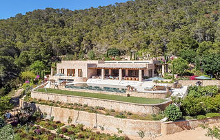 AN ARCHITECTURAL MASTERPIECE WITH UNRIVALED PRIVACY