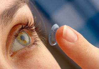 Los peligros de dormir o nadar con lentes de contacto