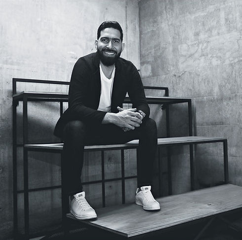 web-LEADING-U-yeah-feeling-courage-and-readiness-to-achieve-success-confident-and-delighte