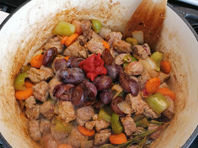 Rindergulasch mit Zwetschgen und Rotwein, Schmorgericht perfekt zur kalten Jahreszeit...