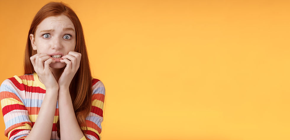 תמונת אווירה שמבקשת לתאר מצב של פחד. רואים בתמונה נערה מבוהלת, מבט לא מבין ומופתע לא לטובה בעיניה, אצבעות סביב הפה
