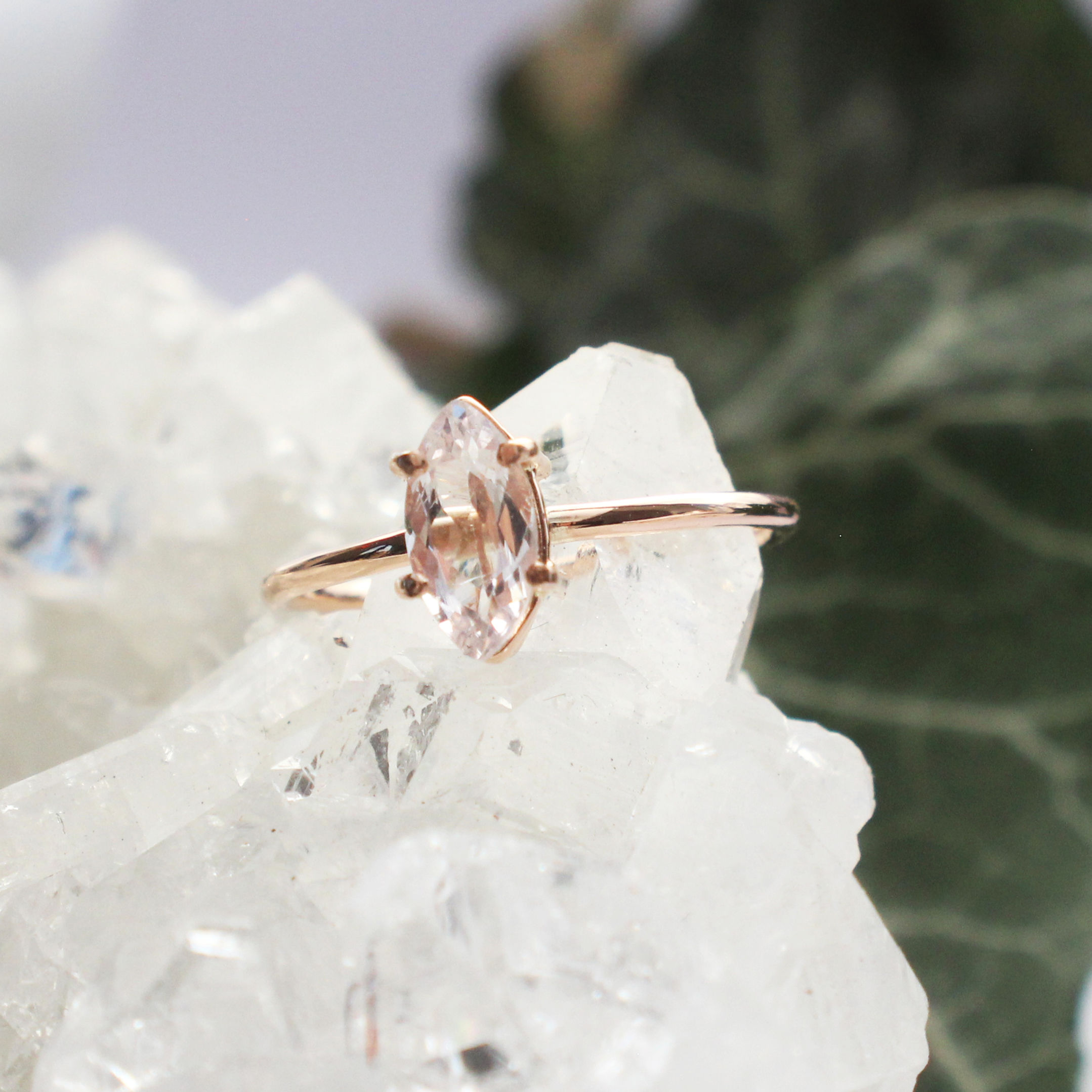9CT GOLD MORGANITE OR MOONSTONE RING