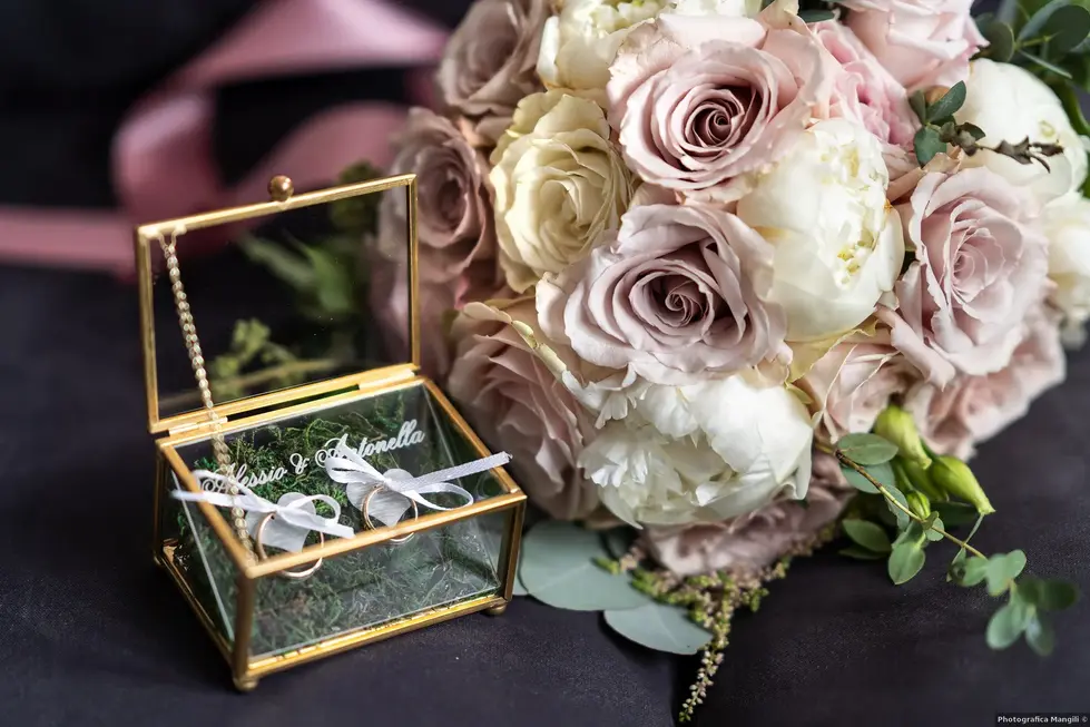 Allestimento floreale matrimonio nel rosa antico e avorio, arco fiorito, navata e centrotavola