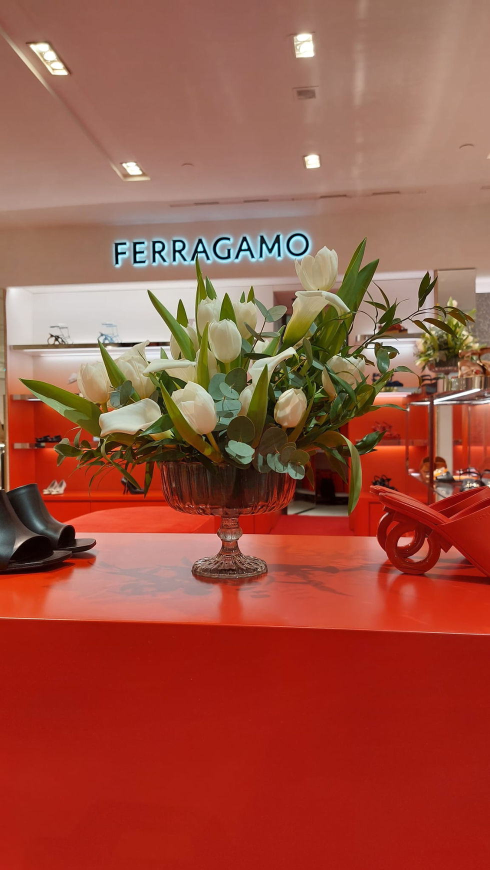 intrattenimento floreale con piccoli bouquet di tulipani realizzati in diretta