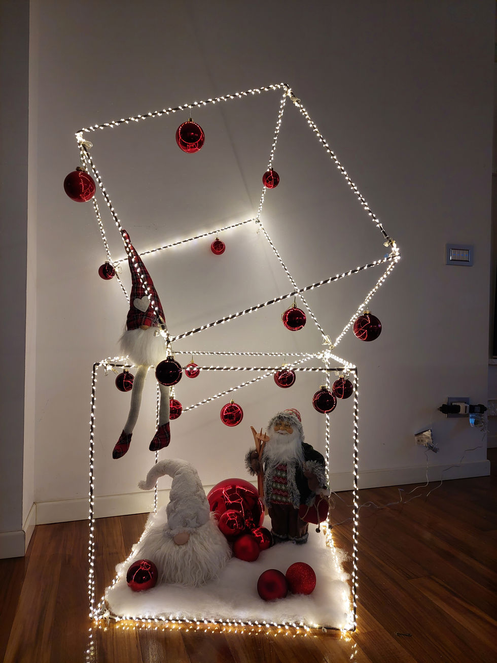 Allestimento natalizio di un'abitazione privata nei colori del bianco e argento, con un tocco di rosso