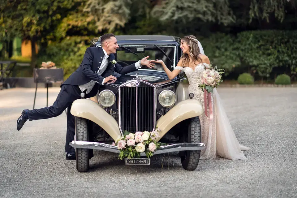 Allestimento floreale matrimonio nel rosa antico e avorio, arco fiorito, navata e centrotavola