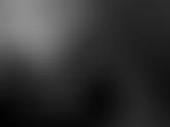 rflet d'un homme dans un miroir brisé