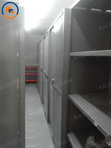 gabinete de metal con puertas
anaquel con puertas
estantería con puertas