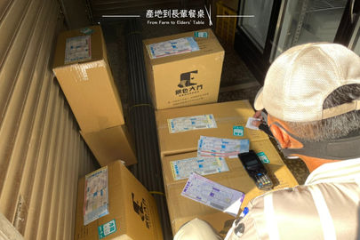 南部的太陽熱蒸蒸,物流大哥也曬的紅通通,水耕生菜箱出貨囉!