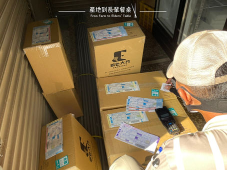 南部的太陽熱蒸蒸,物流大哥也曬的紅通通,水耕生菜箱出貨囉!