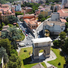 Vista aerea dell'Arco di Traiano a Benevento, Italia, vista panoramica della città