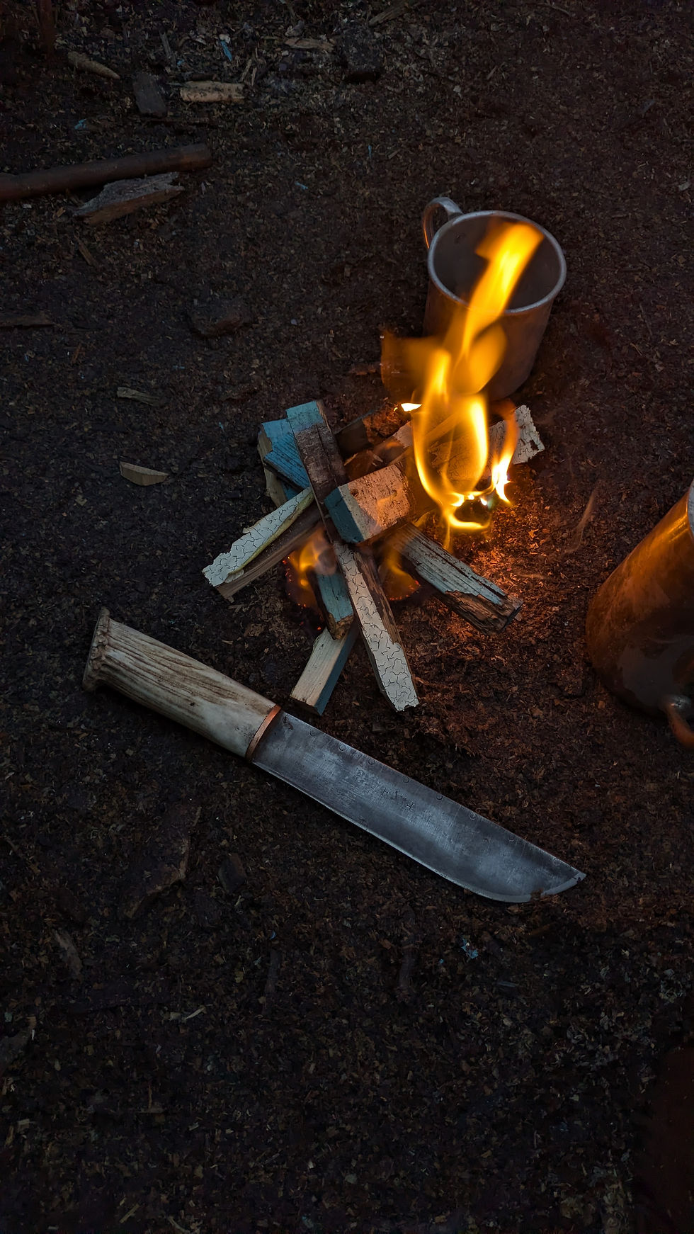bushcraft camp campfire traditional
