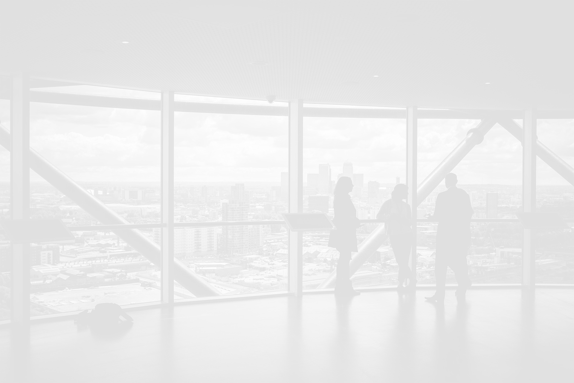 Equipo inmobiliario en un espacio corporativo con vista urbana