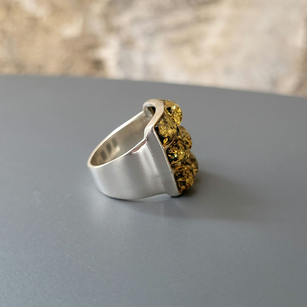 Miniature : Bague en ambre vert et argent 925‰. Neuf cabochons. 