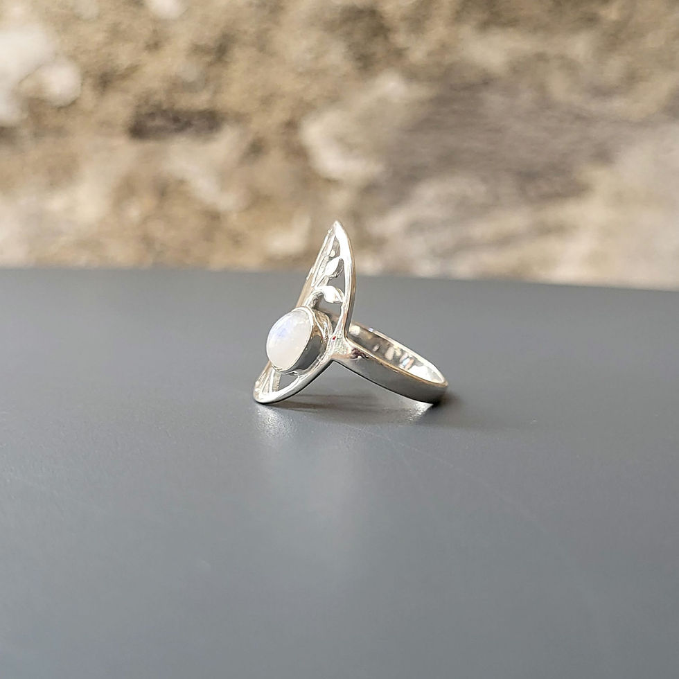 Bague pierre de lune ovale et arbre de vie argent 925‰/vue profil droit