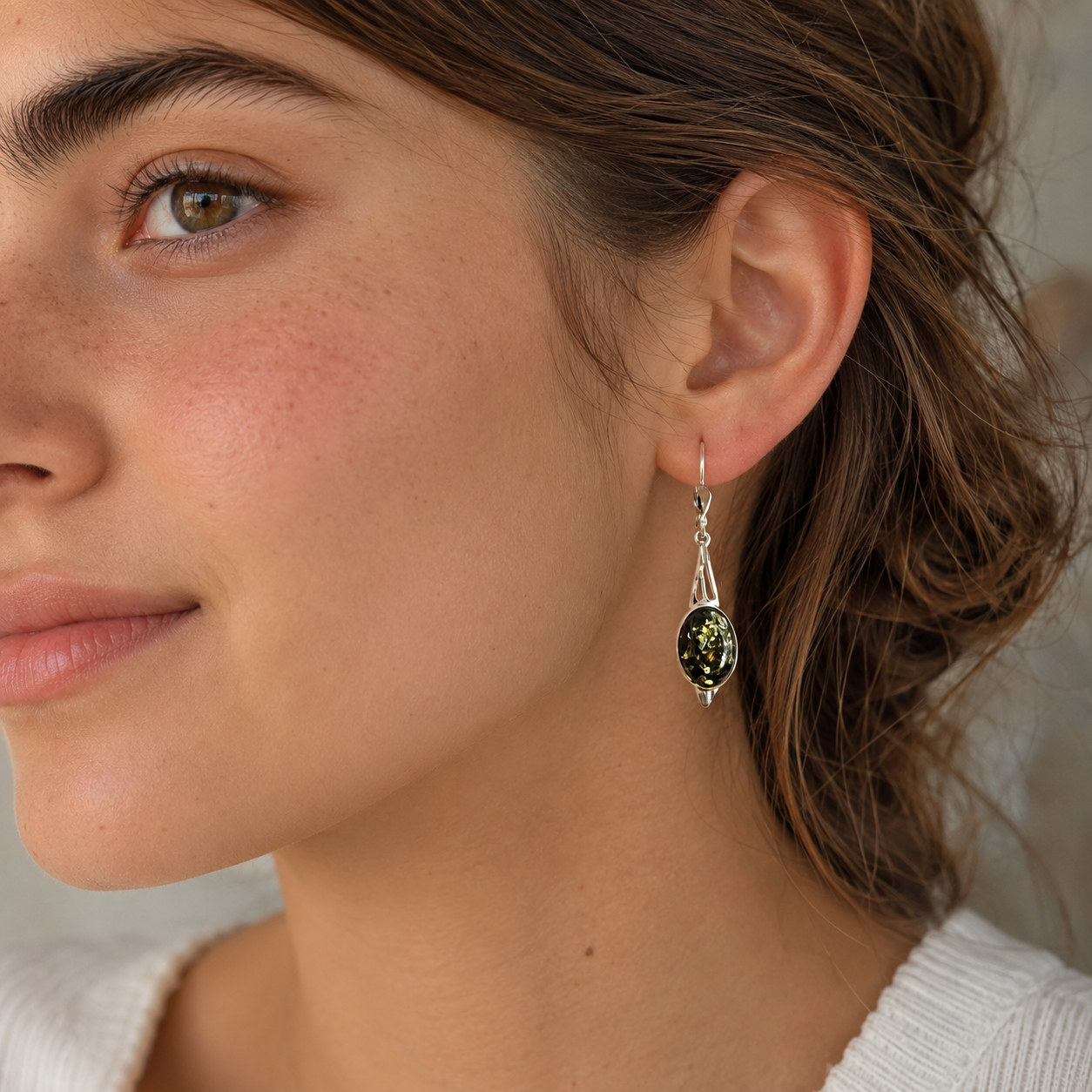 Boucles d'oreilles ambre ovale vert et argent 925‰/vue sur oreille