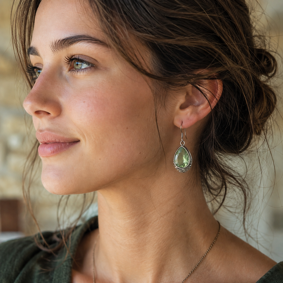 Boucles d'oreilles améthyste verte et argent 925‰/vue sur oreille