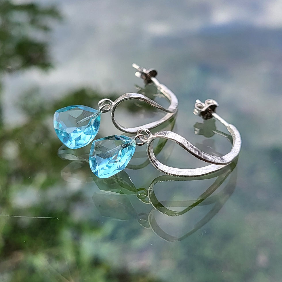 Thumbnail: Boucles d'oreilles "Onde" en topaze bleue et argent brossé 925‰