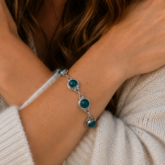 Bracelet épuré onyx vert poli et argent 925‰/vue sur poignet