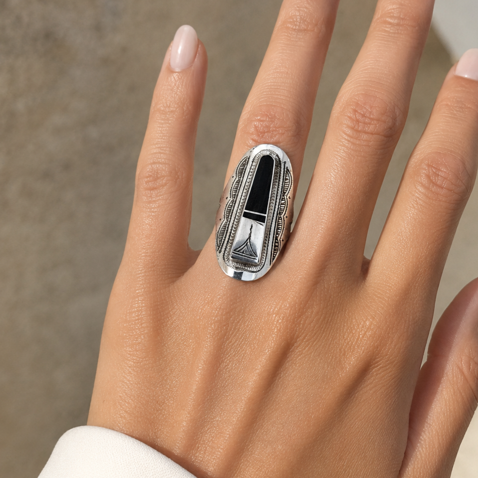 Bague touareg en argent 925‰ et bois d'ébène/femme/zoom sur main