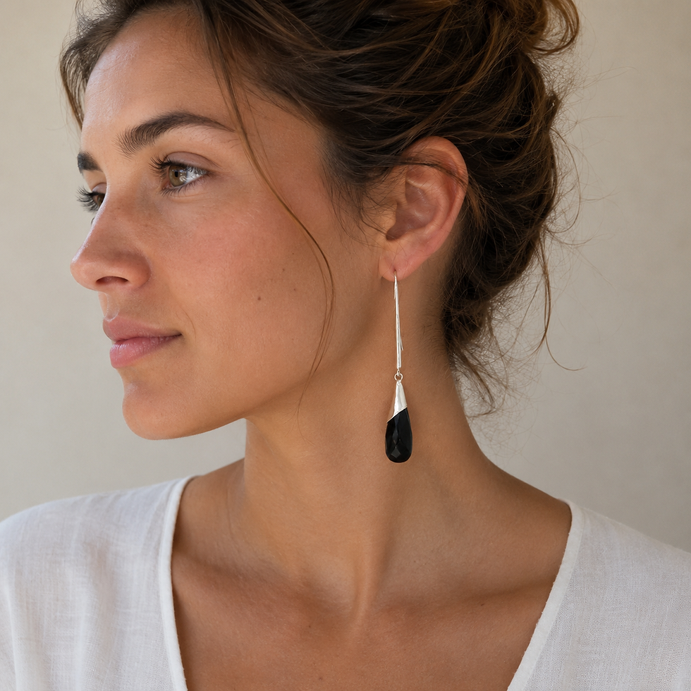 Boucles d'oreilles très longues onyx noir facetté et argent 925‰/vue sur femme