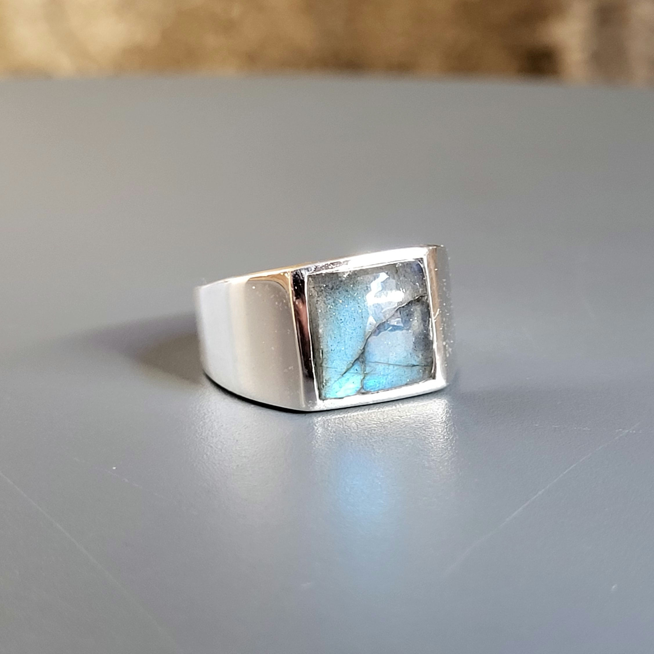 Chevalière labradorite carrée et argent 925‰/vue labradorescence