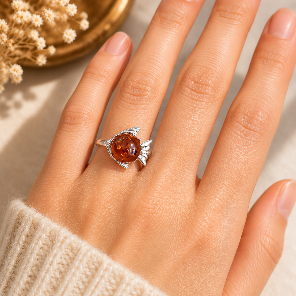 Bague poisson en ambre miel et argent 925‰/vue sur main