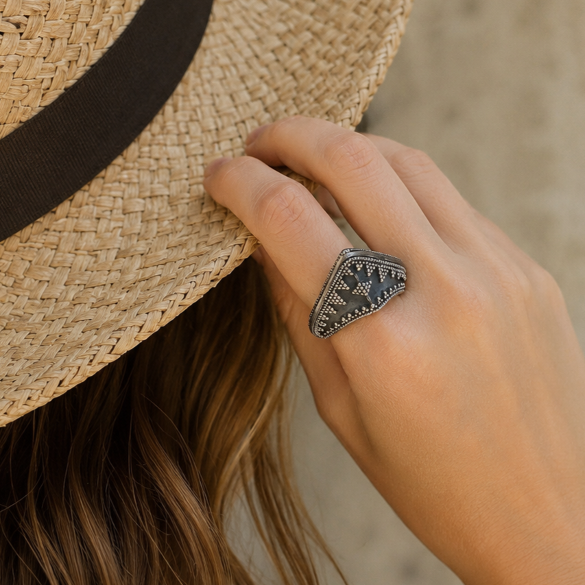 Trés grosse bague ethnique en argent 925‰/sur main