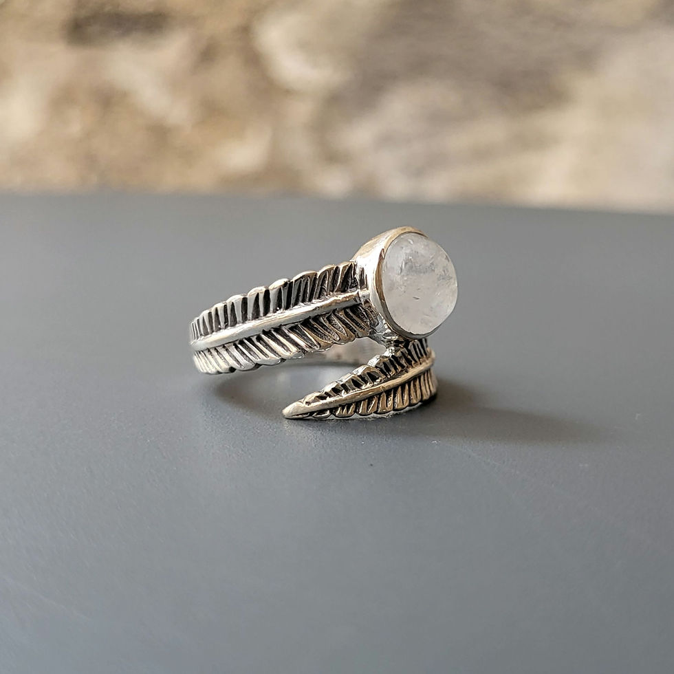 Bague pierre de lune ronde polie et plume argent 925‰/vue trois quart gauche