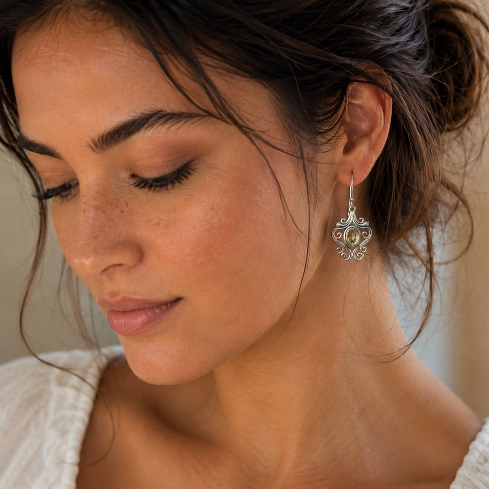 Boucles d'oreilles de citrine ovale dans volutes d'argent 925‰/vue sur oreille