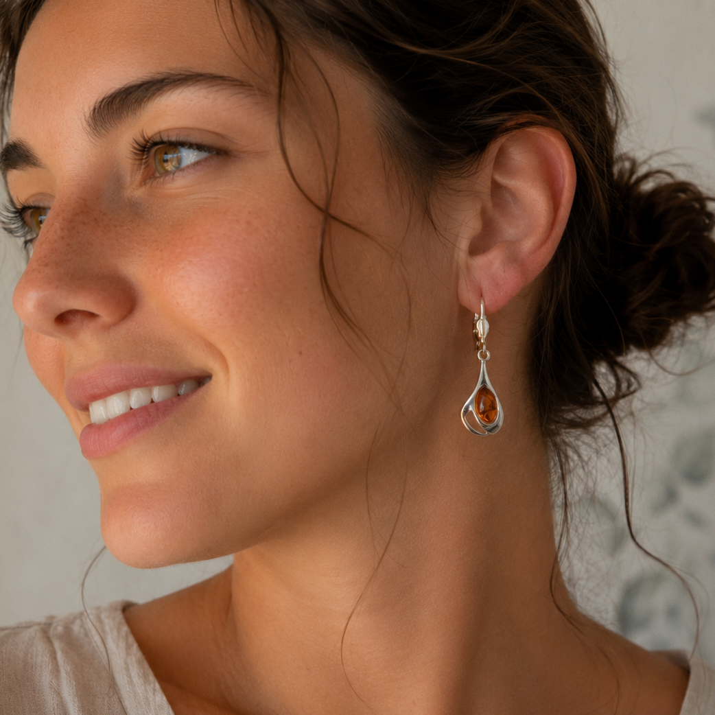 Boucles d'oreilles ambre miel et argent 925‰/vue sur oreille