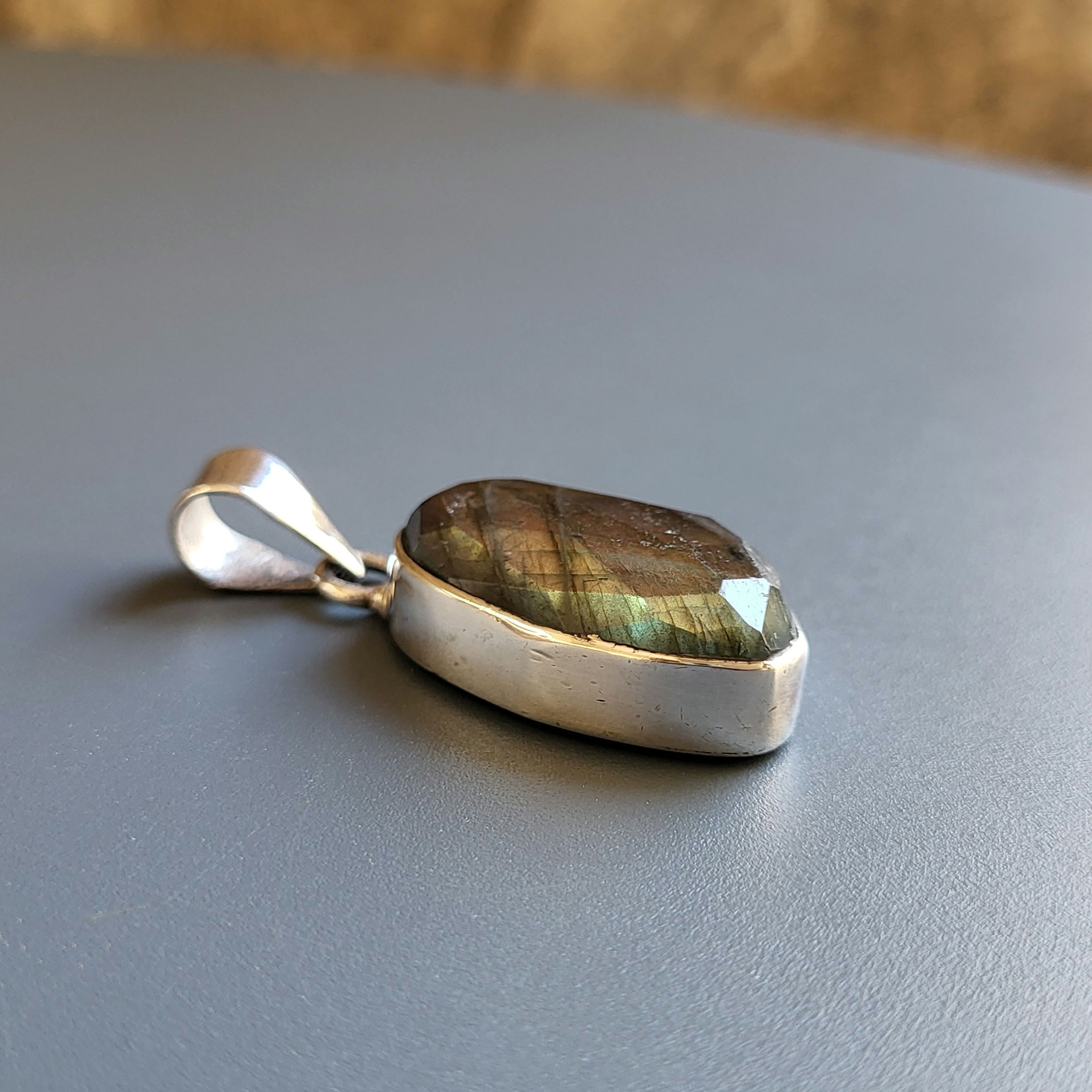 Pendentif en argent 925‰ et labradorite orangée