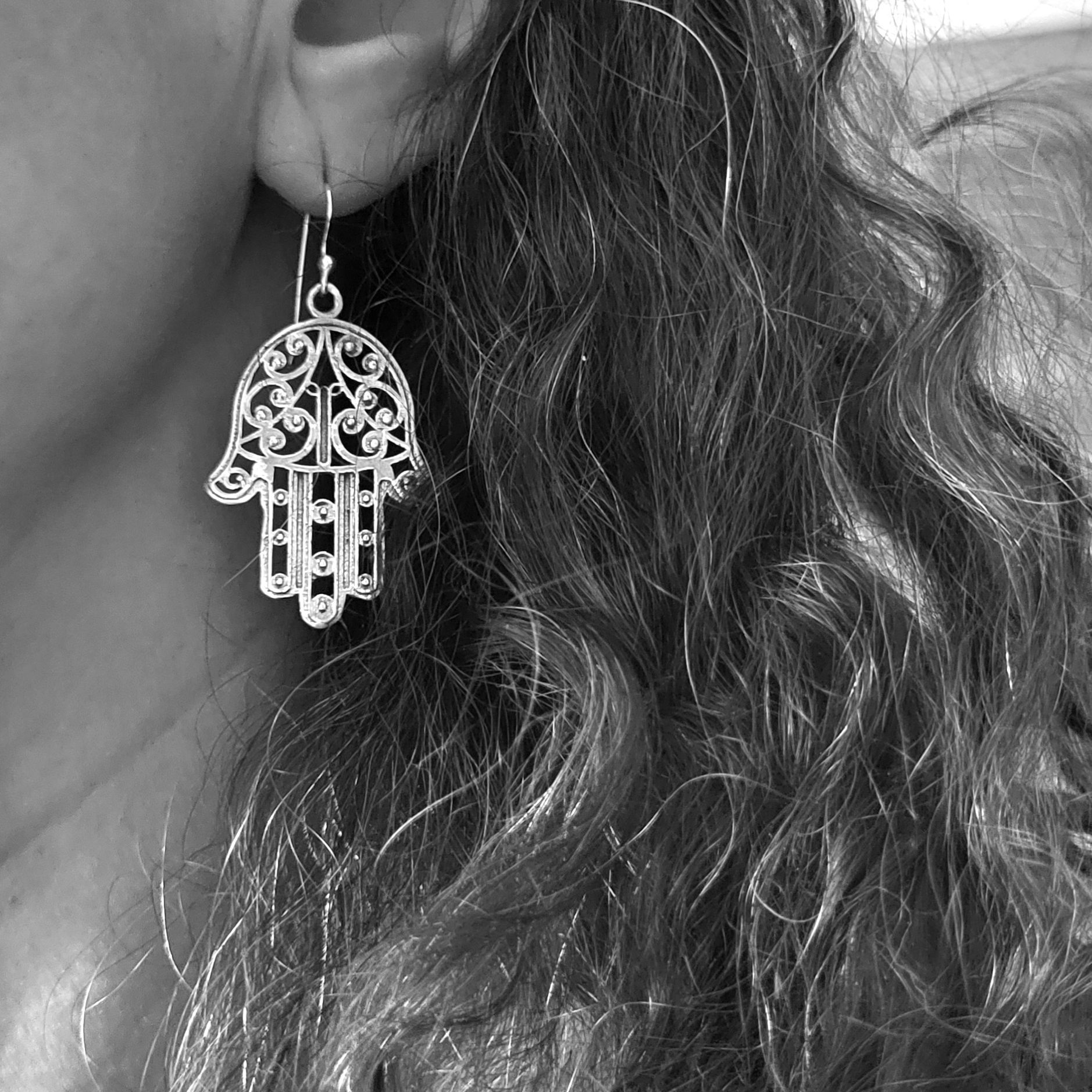 boucles d'oreilles en forme de main vues sur l'oreille