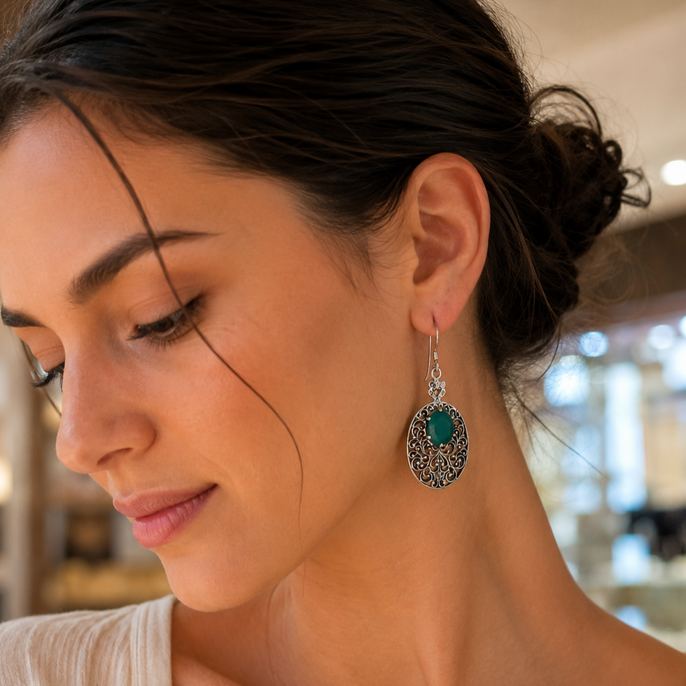 Boucles d'oreilles onyx vert et argent 925‰/ovale ethnique/vue sur oreille