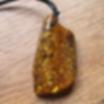 Éclat brut et authentique en ambre/pendentif et cordon/zoom sur l'ambre