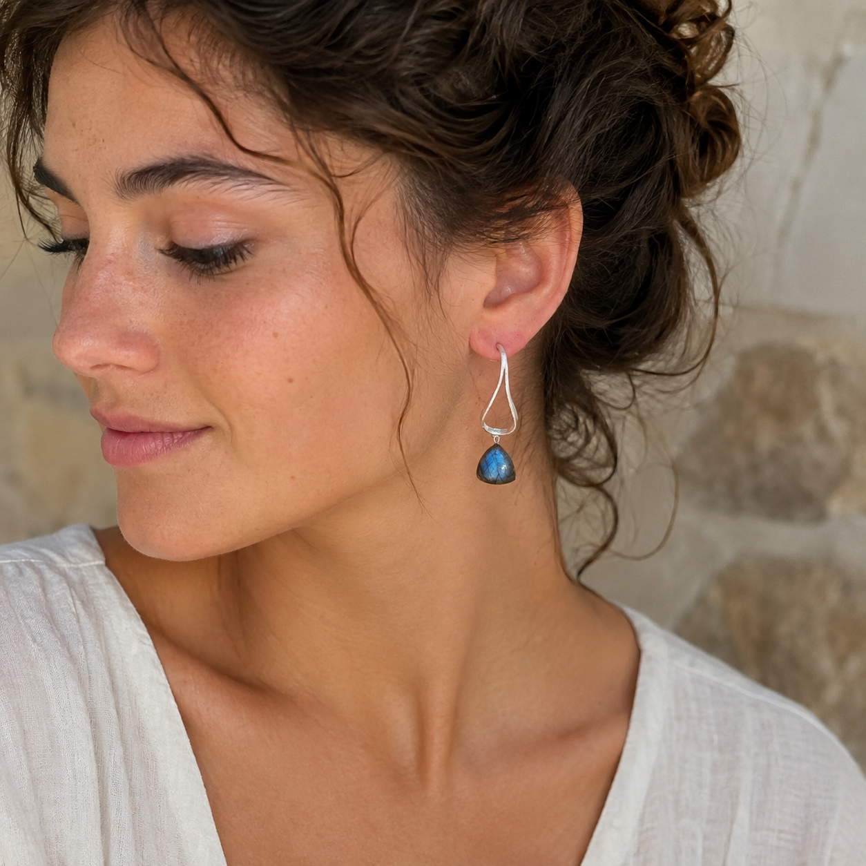 Boucles d'oreilles en labradorite triangle polie et argent 925‰ brossé.