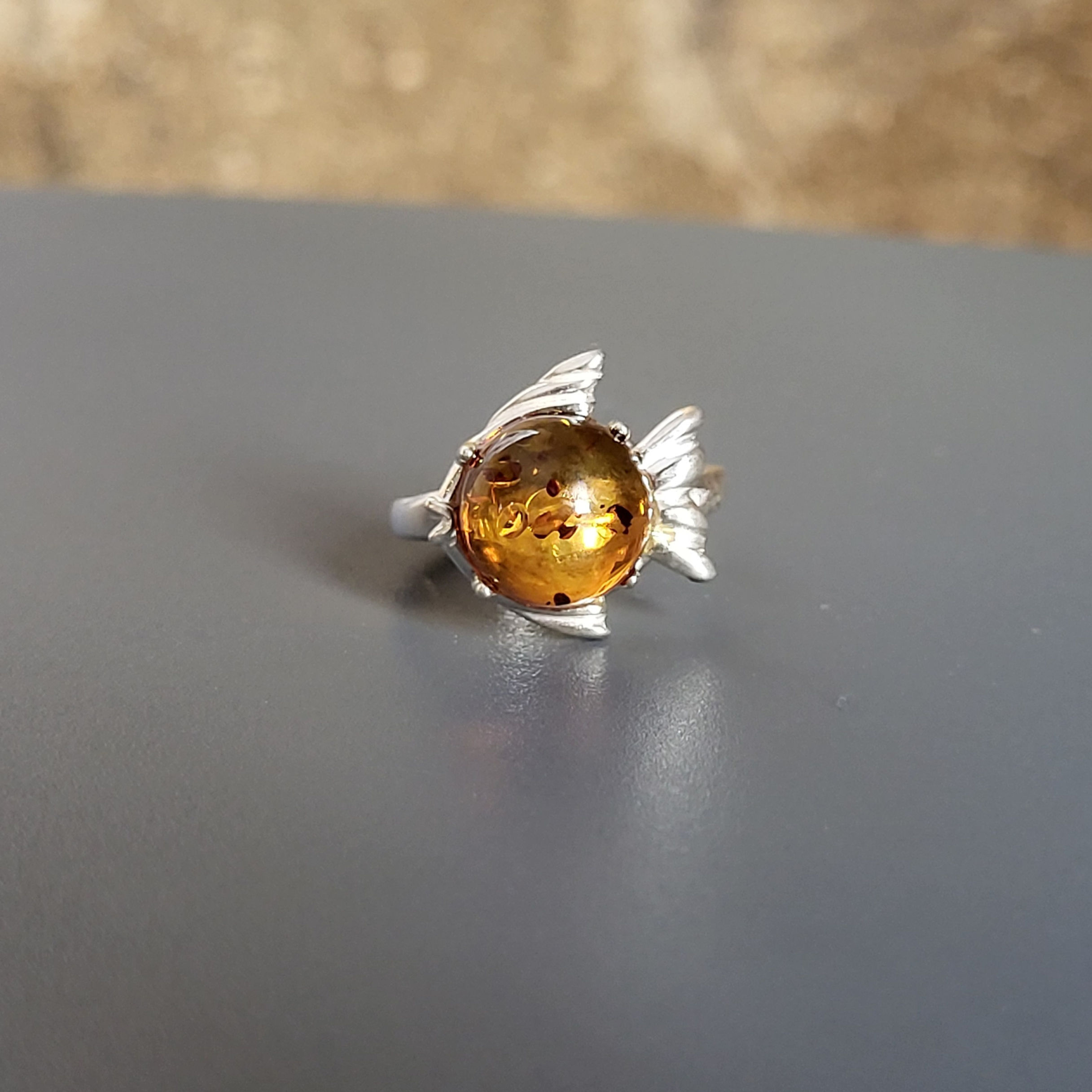 Bague poisson en ambre miel et argent 925‰/vue d'ensemble
