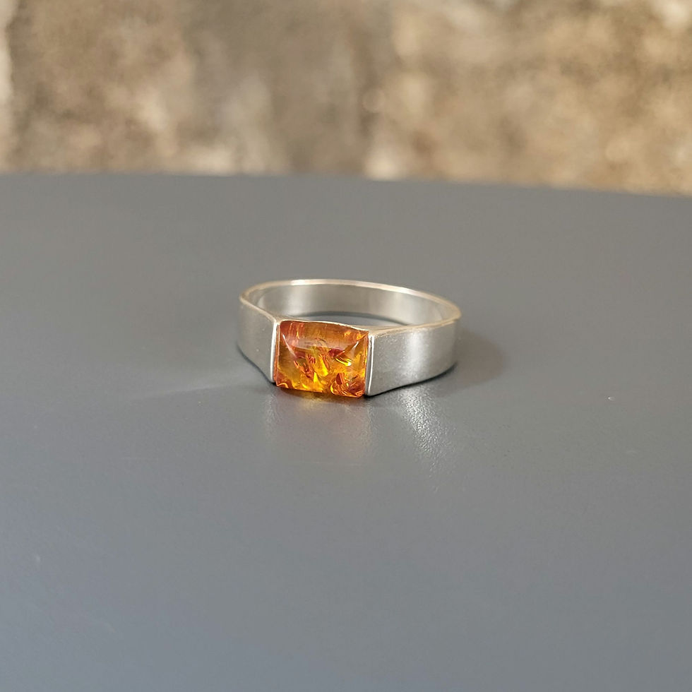 Thumbnail: Chevalière en ambre miel rectangle et argent 925‰. 