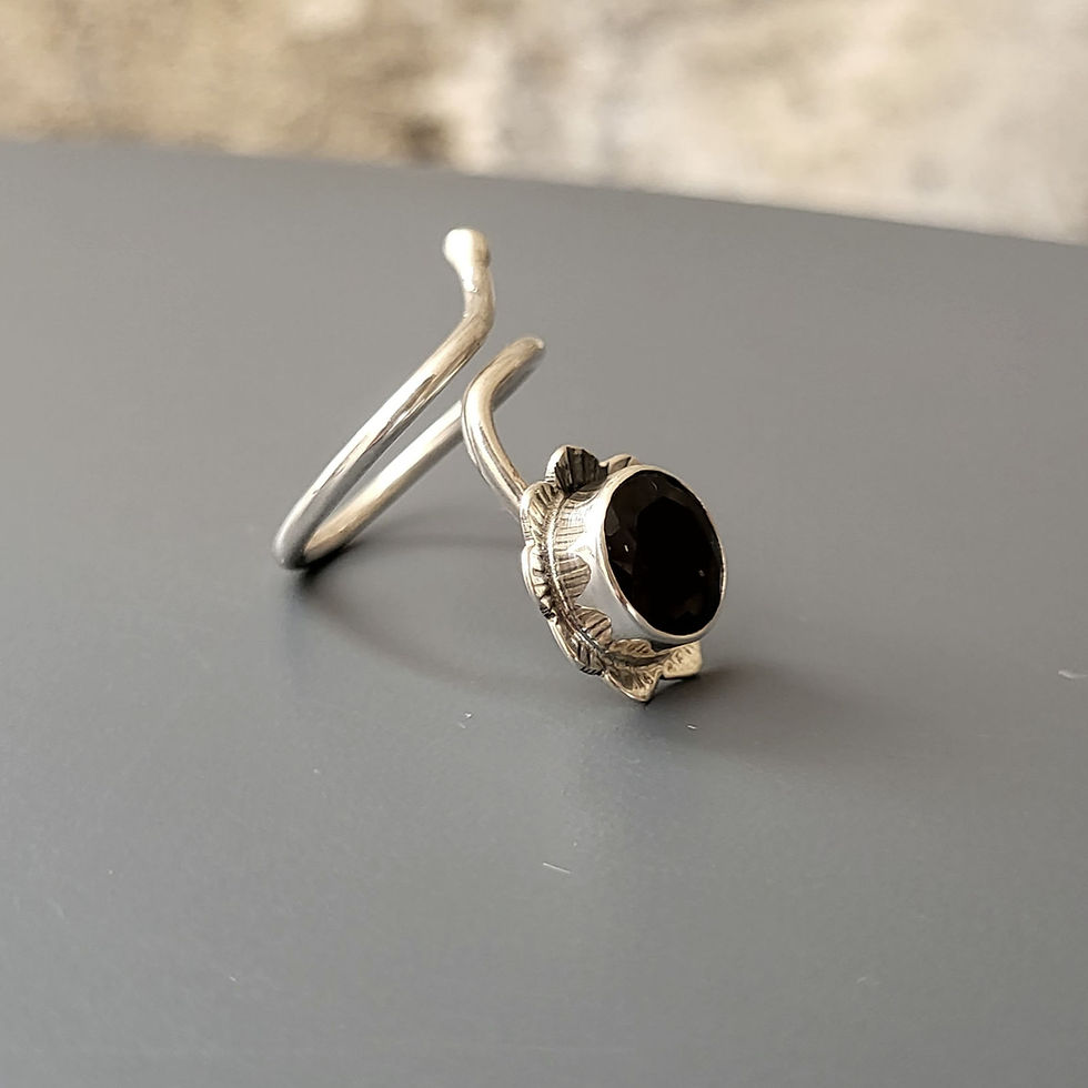 Bague fleur grenat et argent 925‰/vue trois quart gauche