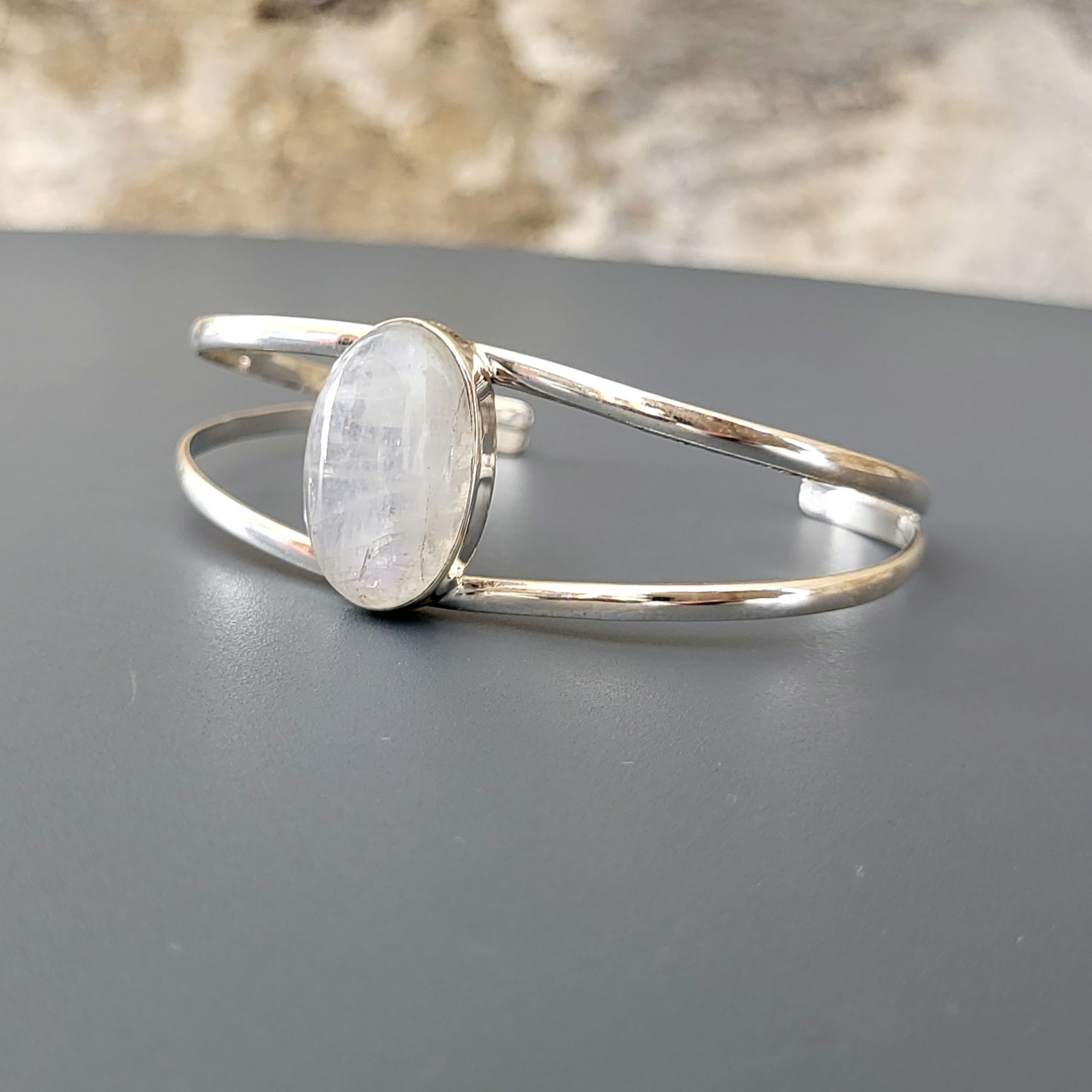 Bracelet semi-rigide pierre de lune ovale sur argent 925‰