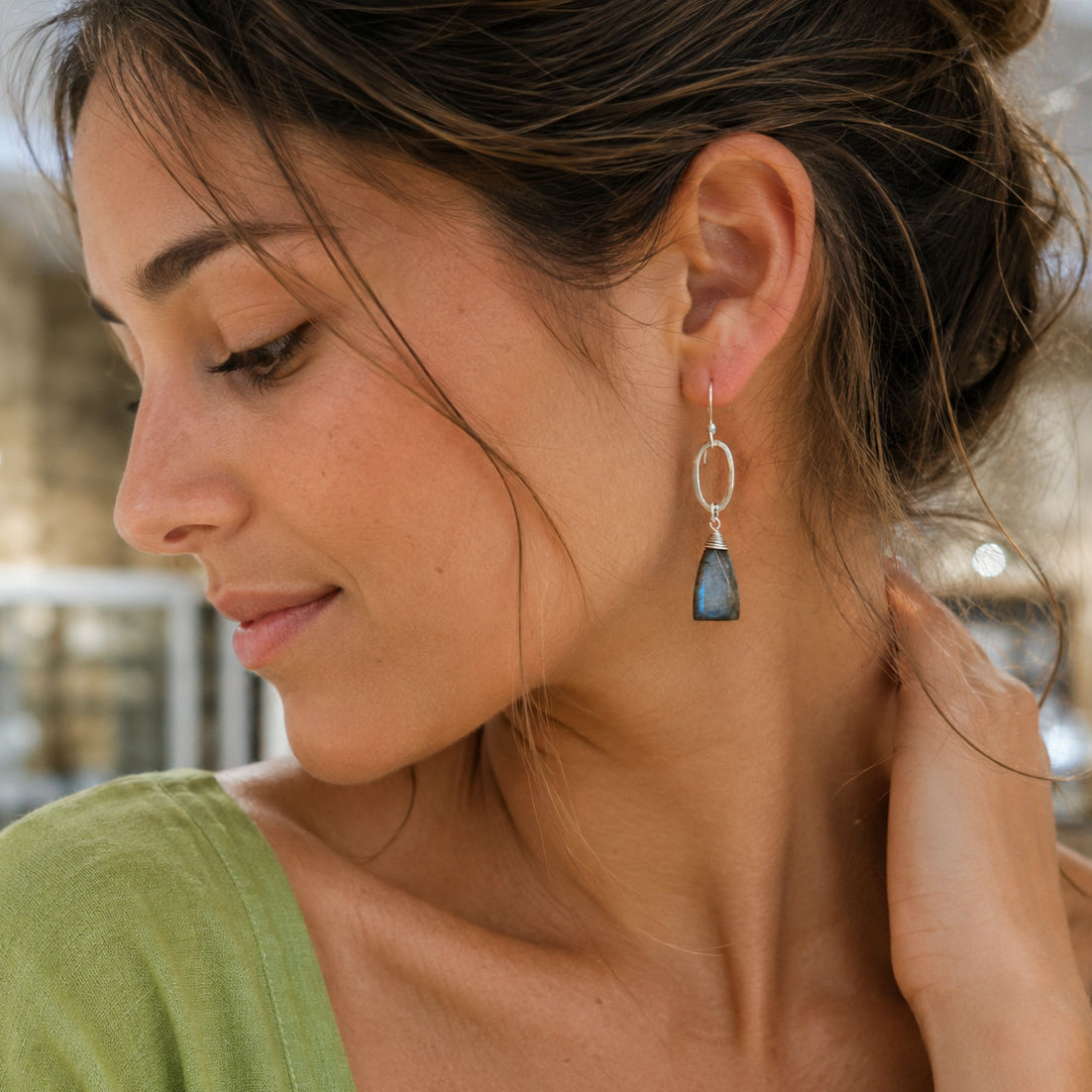 Boucles d'oreilles longues en labradorite facettée et argent 925‰/vue sur femme