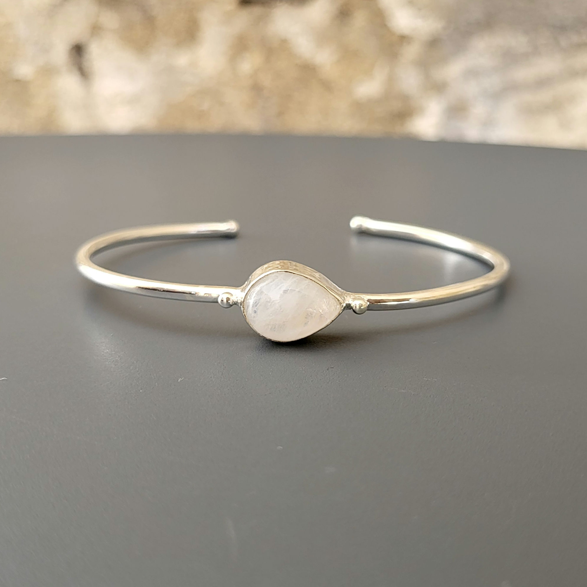 Bracelet jonc semi-rigide pierre de lune sur argent 925‰