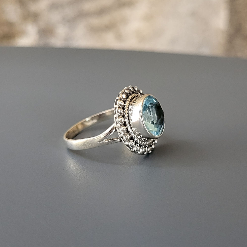 Miniature : Bague topaze bleue ronde et argent 925‰ perlé. 
