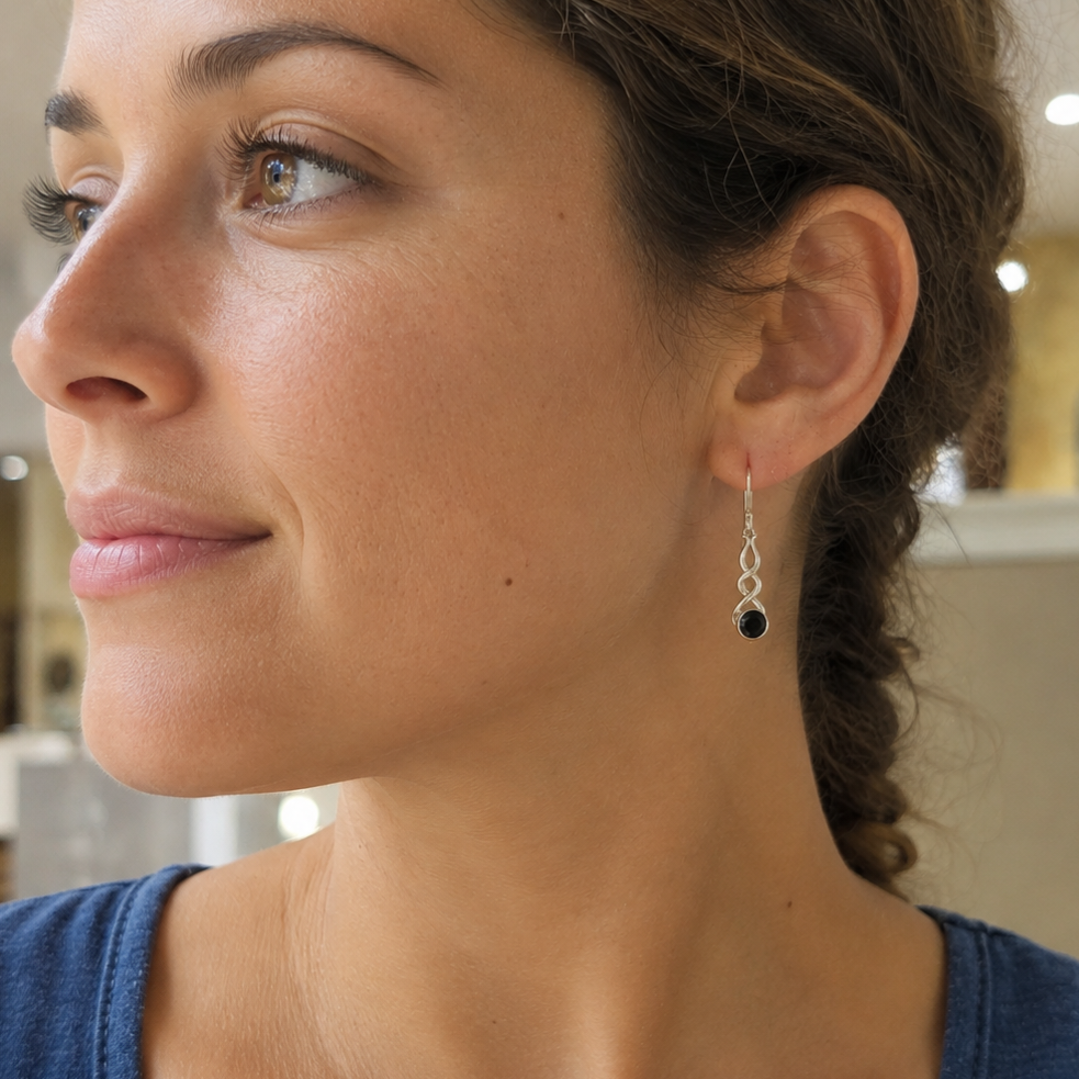 Boucles d'oreilles onyx noir taillé et entrelac argent 925‰/vue sur femme