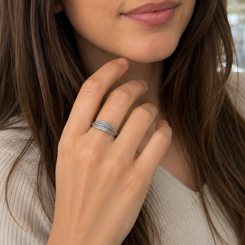 Bague plume en argent 925‰/vue sur main