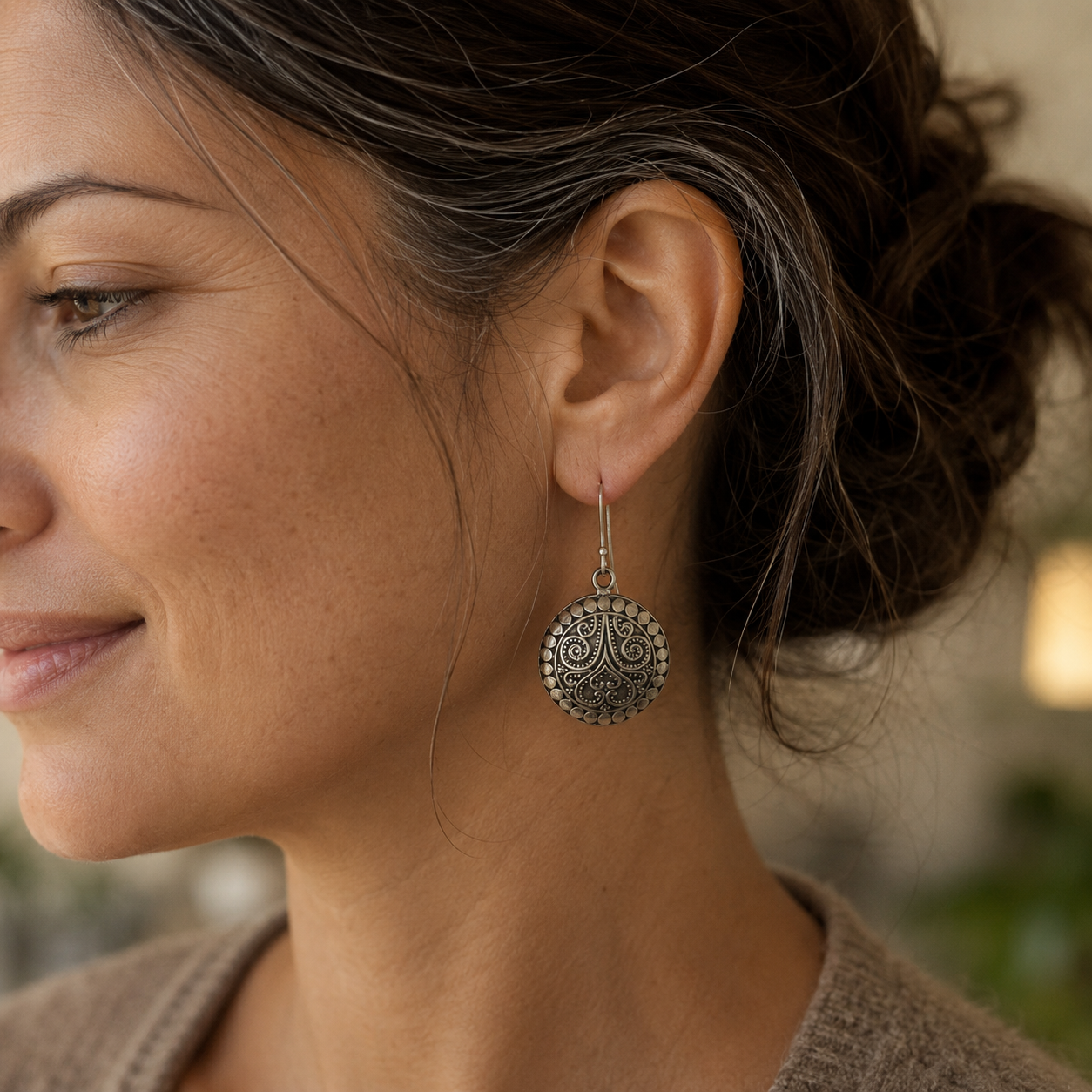 Boucles d'oreilles demie sphère ornée en argent 925‰/vue sur l'oreille