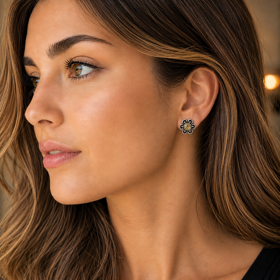 Boucles d'oreilles puces fleur en citrine et argent 925‰/vue sur oreille