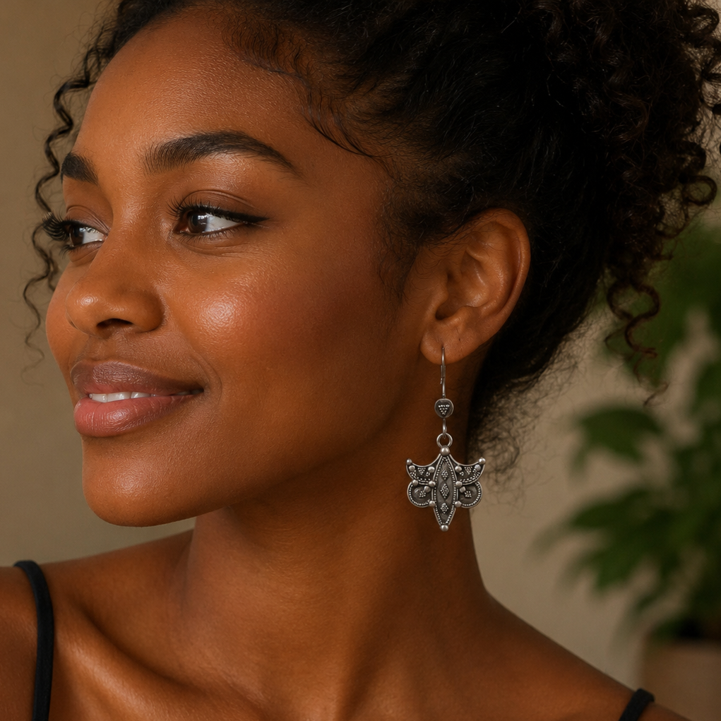 Boucles d'oreilles papillons stylisés en argent 925‰/vue sur oreille